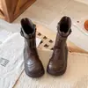 Botas infantis de cano médio estilo coreano, botas Martin vintage para meninas para outono e inverno, botas longas de couro com entalhe estilo britânico para crianças maiores, botas de cavaleiro