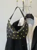 Bolsos transfronterizos estilo retro europeo y americano para motocicleta con tachuelas bolsa tipo dumpling 2026 nueva moda bolsa de trabajo bandolera para mujer