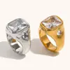 Anillo Elegante de Estilo Europeo y Americano con Circonita Redonda y Diamante Cuadrado Colocados Lateralmente, Acero Inoxidable Chapado en Oro de 18 Quilates, Joyería de Lujo Ligero de Nicho