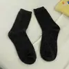 Meias grossas quentes antibacterianas de outono e inverno até a panturrilha, meias femininas da moda com design único, meias empilháveis versáteis e populares