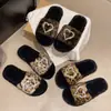 Pantuflas de mujer con estampado de leopardo y suela plana, nuevo modelo de otoño/invierno 2026, pantuflas de felpa con pedrería a la moda para exteriores.