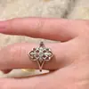 Anel de Flor de Luan com Cruz Vazada Europeu e Americano Design de Nicho Feminino Anel Anel Médio Antigo Anel Aberto de Luxo Leve Venda por Atacado