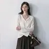 Camisa de punto cruzado con cuello en V y manga larga para mujer, blusa transparente ajustada de manga larga de otoño con manga acampanada, top asimétrico