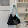 Bolsa tote floral em relevo verde menta clara, bolsa de ombro estilo coreano para jovens senhoras, oferecendo uma sensação suave e refrescante para passeios de verão