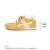 Fuente de comercio exterior de exportación transfronteriza: La fábrica de Huizhou procesa y personaliza zapatos de mujer de talla grande, zapatillas blancas casuales versátiles y zapatillas de entrenamiento alemanas.