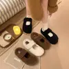 Suela resistente al desgaste Birkenstock zapatos peludos para mujer ropa de exterior invierno 2026 nuevo estilo cálidos con forro peludo puntera cerrada medias de algodón a medias pantuflas