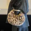 Nuevo bolso de hombro simple para mujer estilo commuter de otoño, bolso de mano de felpa de moda 2026, bolso cruzado versátil para debajo del brazo