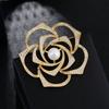 Elegante broche de perla de camelia, estilo vintage, ligero, de lujo, estilo europeo y americano, elegante broche de ramillete para mujer, exquisito accesorio de abrigo de alta calidad.