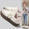 Tênis Feminino 2026 Primavera Novo Estilo Sapatos Brancos Infantis Sola Macia Antiderrapante Versátil Calçados Casuais para Crianças de Meia-Idade e Grandes Sapatos Esportivos