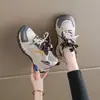Tênis estilo "dad shoes" feminino 2026 modelo novo de verão, tênis casuais esportivos respiráveis de malha para atividades ao ar livre, tênis de caminhada coloridos versáteis e da moda