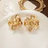 Brincos de Metal Exagerados Transfronteiriços Europeus e Americanos, Brincos de Flor Tridimensional Plissados Retrô da Moda, Brincos de Nicho Personalizados da Indústria Pesada