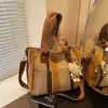 Bolsa Feminina de Comércio Exterior 2025 Nova Moda Bolsa de Lona Listrada Grande Capacidade Bolsa de Ombro Portátil para o Dia a Dia Bolsa Tote Transversal