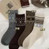 Meias quentes de outono e inverno Fair Isle de cano médio para mulheres, com design retrô em camadas, estilo étnico, versáteis e estilosas, feitas de algodão