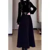 Vestido Negro de Punto Estilo Hepburn Francés para Mujer Otoño e Invierno 2024 Nuevo Estilo Cintura Pequeña Vestido de Longitud Media Moderno