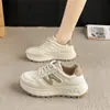 Tênis Chunky de Couro Estilo 'Dad Shoes' para Mulheres 2026 Primavera e Outono Novos Sapatos Casuais Esportivos Antiderrapantes Aumentadores de Altura com Solado Macio Brancos Venda por Atacado