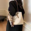 Bolso tote de color liso, minimalista y de gran capacidad, diseño nuevo 2026, estilo retro, versátil y de alta calidad, adecuado para llevar al hombro o debajo del brazo