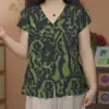 Nova moda de verão, camiseta estilosa com decote V, manga curta, modelagem solta para mães de meia-idade e idosas, top estampado versátil
