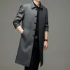Novo Casaco Trench Coat Masculino de Primavera e Outono para E-commerce Transfronteiriço, Casaco Trench Longo Acima do Joelho para Deslocamento Urbano, Jaqueta Trench Coat Texturizada Anti-Amassar