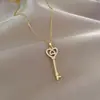 [Acero de titanio] Collar elegante y hermoso de lujo con forma de llave de amor, cadena de clavícula de acero de titanio para mujer.