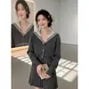 Conjunto súper elegante de estilo coreano: hermoso conjunto de dos piezas: top de punto con cuello azul marino y falda