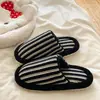Zapatillas de algodón de suela gruesa estilo minimalista clásico, nuevo color de bloc de color de nicho otoño e invierno, zapatillas peludas para casa de pareja