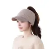 Gorra tejida de pico de pato de moda estilo coreano para mujer, adecuada para otoño e invierno, con protección para las orejas, cálida, hace que la cara se vea más pequeña, se puede usar con cola de caballo, gorro tejido de punta abierta