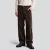 Calça reta de veludo cotelê APO masculina, com textura vintage, caimento fluido, corte relaxed e estilo casual clean.