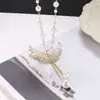 Collar de Perlas de Camelia que Gotea Aceite Nueva Moda para Mujer Exquisita Cadena Larga para Suéter Colgante Versátil de Ropa de Alta Gama