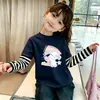Camiseta de manga larga de algodón puro para niña 2026 primavera y otoño nueva con estampado de dibujos animados lindos cuello redondo patchwork a rayas top