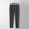 Pantalones casual de traje de alta gama para hombre de primavera, pantalones negros fluidos, pantalones cropped versátiles de pierna recta de corte limpio