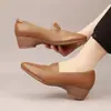 Zapatos de mujer para madres, nuevo modelo otoño 2026, punta fina, suela blanda, tacón de cuña, zapatos de cuero slip-on elegantes y versátiles