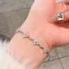 Pulsera de Cobre Plateada, Versátil y de Alta Gama, con Diamantes Triturados y Diseño de Trébol de Cuatro Hojas, Nuevo Estilo para Mujer, Joyería de Pulsera Nicho de Lujo Ligero