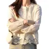 Blusa de Encaje Blanco con Flores Francesas, Cuello Redondo y Botones de Perla para Mujer, Nueva de Verano 2025, Dulce, Chic que Reduce la Edad