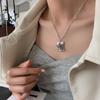 Collar con colgante de conejo elegante europeo y americano para mujer, estilo retro de hip hop, cadena de lana, letra cuadrada de celebridad de Internet, estilo largo