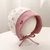 Chapéu de bebê estiloso, versátil para primavera e outono, oferecendo proteção solar, resistência ao vento e cobertura para as orelhas. Um chapéu moderno estilo coreano para bebês meninas