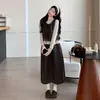 Novas roupas de maternidade para outono e inverno: um vestido colete de bolinhas para usar por cima, combinado com um conjunto de duas peças com detalhes em renda e design de amarrar para cobrir e dar suporte à barriga