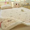 Juego de tres piezas de colchón de terciopelo de leche para uso doméstico, engrosado y cálido para invierno, adecuado para dormitorios estudiantiles, cama individual, protector de colchón y sábana bajera