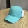 2026 Gorra de Béisbol Ligera de Secado Rápido con Bordado de Letra Pequeña Simple para Protección Solar de Verano para Viajes al Aire Libre para Hombres y Mujeres