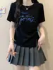 Camiseta de mujer talla grande con estampado de letras, manga corta, nuevo estilo de verano, con hombros normales, entallada en la cintura y diseño de pliegues irregulares, única y de nicho