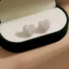 Brincos de Coração Totalmente Cravejados Super Brilhantes para Mulheres Agulha de Prata S925 Design de Luxo Acessível de Nicho Brincos Versáteis para Roupas de Trabalho Diárias