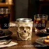 Mini taça de vinho personalizada em formato de caveira com acabamento em bronze antigo, textura imitando osso prateado, design de caveira com padrão de nó em relevo, ornamento para copo de licor