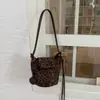 Bolso de cubo de gamuza plisada para mujer, nueva colección otoño/invierno 2026, moderno y versátil, adecuado para el uso diario y para ir al trabajo, con un diseño texturizado, se puede llevar como bolso de hombro o bolso cruzado