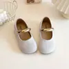 Zapatos de Cuero Pequeños de Moda para Niñas 2026 Nuevo Estilo Primavera y Otoño Zapatos de Bebé para Actuación Mocasines de Color Sólido Simples con Suela Suave