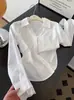 Camisa de Manga Longa Patchwork de Renda Falsa Duas Peças Feminina Coleção Primavera 2026 Camisa de Colarinho Meio do Comprimento Top Branco Proteção Solar