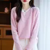 Suéter 100% lã para mulheres, com design falso de duas peças e gola redonda em V, perfeito para usar em camadas e criar um visual interno estiloso sem precisar de uma segunda pele de lã separada.