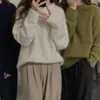 Suéter de gola redonda branco com pele de guaxinim para mulheres, grosso, solto e de estilo casual, adequado para outono e inverno, quente e pode ser usado como camada base ou peça externa.