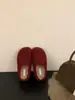 Chinelos de pelúcia retrô para mulheres, adequados para uso externo, estilo de inverno novo e moderno 2026, chinelos de algodão preguiçosos sem cadarço com biqueira fechada