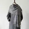 Bufanda nueva de hilo de mecha para otoño e invierno para mujer, engrosada y cálida, doble cara, chal de marca de tendencia de comercio exterior, calentador de cuello con borlas largas