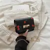 Elegante bolso de hombro para mujer con textura, nueva colección de verano 2026, bolso cruzado moderno y único, bolso cuadrado pequeño chic y minimalista