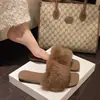 Chinelos peludos pretos de sola reta para mulheres, adequados para uso externo, novo modelo de outono de 2026, super populares, extremamente estilosos, com um toque de luxo, sandálias fofas